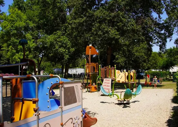 Parque de Campismo Mobil 4 Personnes Avec Terrasse à Dolus-d'oléron - Api-1-52-1442